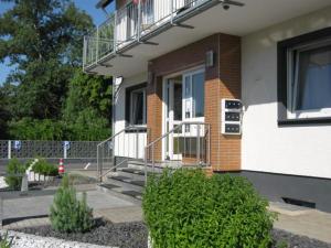 un edificio con escaleras y un balcón en él en Diamond house deluxe 6 Koblenz, en Coblenza