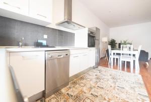 フェロルにあるApartamento Tierraのキッチン(白い家電製品付)、ダイニングルーム(テーブル付) +21枚の写真