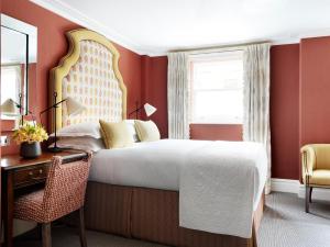 Postel nebo postele na pokoji v ubytování Knightsbridge Hotel, Firmdale Hotels