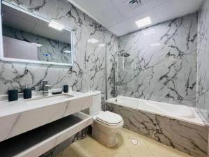 Fotografie z fotogalerie ubytování Lovely 2 BR flat in Dubai Marina v Dubaji
