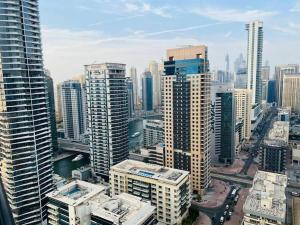Fotografie z fotogalerie ubytování Lovely 2 BR flat in Dubai Marina v Dubaji
