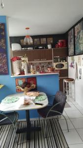 ベチンにあるBetim paraísoのキッチン(テーブル、椅子付)