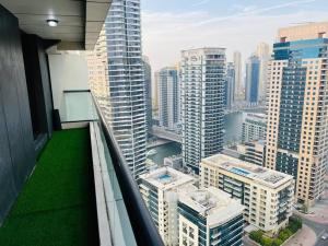 Fotografie z fotogalerie ubytování Lovely 2 BR flat in Dubai Marina v Dubaji