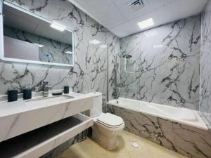 Fotografie z fotogalerie ubytování Lovely 2 BR flat in Dubai Marina v Dubaji