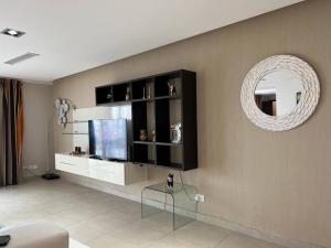 uma sala de estar com televisão e espelho em Luxury 3-Bedroom Apartment in St Julians em St. Julian's