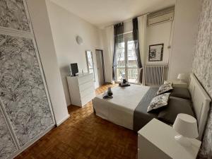 1 dormitorio con cama y ventana grande en Appartamento al mare, en Rímini