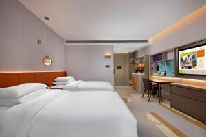 Rúm í herbergi á Home2 Suites by Hilton Shanwei Lufeng
