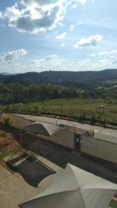 uma vista para uma estação ferroviária com um guarda-chuva em Betim paraíso em Betim