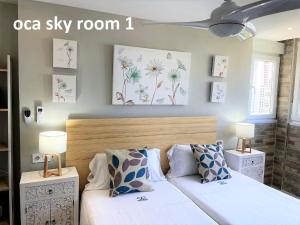 ベニドルムにあるMy Sweet Oca View & Oca Skyのベッドルーム(白いベッド2台、ランプ2つ付)