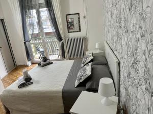 una camera da letto con un letto e una finestra di Appartamento al mare a Rimini Altre 10 foto