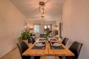 a dining room with a wooden table and chairs at Romanza Kavrós in Kavros