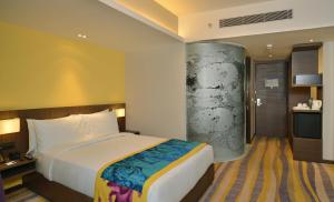 Postel nebo postele na pokoji v ubytování Fairfield by Marriott Ahmedabad