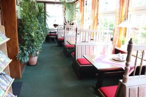 szereg krzeseł i stołów w restauracji w obiekcie Hotel Weißes Roß w mieście Altenbrak
