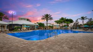 a large swimming pool with a resort at 8122spd - Dream Villa In Windsor Palms in Kissimmee