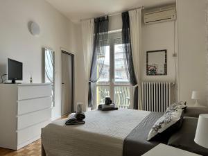 una camera da letto bianca con un letto e una finestra di Appartamento al mare a Rimini