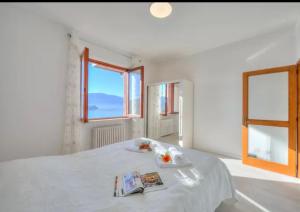 Postel nebo postele na pokoji v ubytování Apartment With View Lake Maggiore/Laveno Mombello