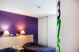 Una cama o camas en una habitación de Hôtel Continental