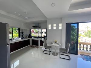 Η κουζίνα ή μικρή κουζίνα στο Chonlada Pool Villa - 6-BR - Kamala Beach