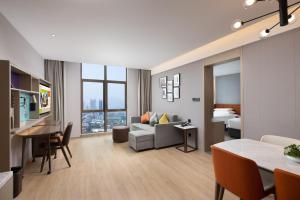 Rúm í herbergi á Home2 Suites by Hilton Shanwei Lufeng