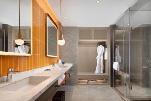 Baðherbergi á Home2 Suites by Hilton Shanwei Lufeng