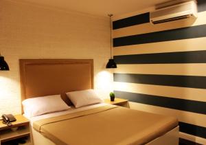 Postel nebo postele na pokoji v ubytování Urban Travellers Hotel