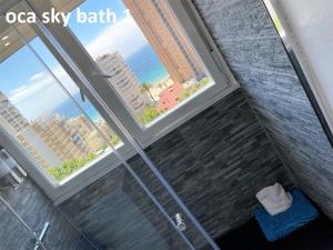 ベニドルムにあるMy Sweet Oca View & Oca Skyの海の景色を望むバスルーム(シャワー付)