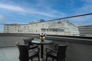 伊斯坦布尔Arts Hotel Taksim的阳台上的桌椅和花瓶
