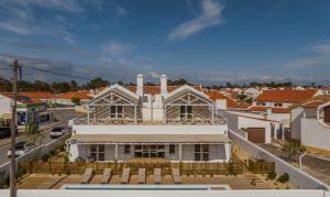 康普特的住宿－Villa da Comporta - Quarto Praia da Arrábida T0，城市白色建筑的空中景观