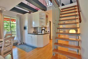 une cuisine avec un escalier en colimaçon dans une maison dans l'établissement Am Rosenhain 19 Am Rosenhain 19 Appartement 3, à Timmendorfer Strand