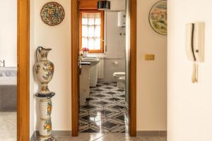 uma casa de banho com um vaso na porta em Casa Adele - Cilento em Ceraso