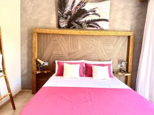 A bed or beds in a room at Cloud Tropical - Piscina climatizada - Gym Privado Még 37 kép