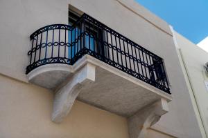 un balcón en el lateral de un edificio en Times Elegant Rooms, en Ermoupoli