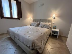 1 dormitorio con 1 cama grande y 1 mesa en Affittacamere Garibaldi Norcia, en Norcia