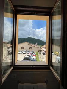 ein Fenster mit Blick auf einen Parkplatz in der Unterkunft Affittacamere Garibaldi Norcia in Norcia