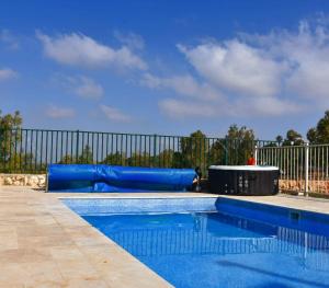 una piscina con un tobogán de agua azul en Gilboa Siesta / סייסטה בגלבוע en Nurit