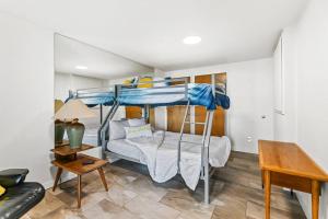 Krevet ili kreveti na sprat u jedinici u okviru objekta Modern Style Lakefront Retreat