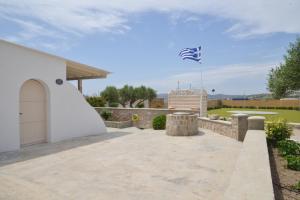 ein weißes Gebäude mit einer Flagge darüber in der Unterkunft Traditional Villa Relax in Zefiría