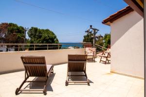 um grupo de cadeiras sentadas num pátio em Flat w Sea View Terrace 1 min to Beach in Didim em Didim