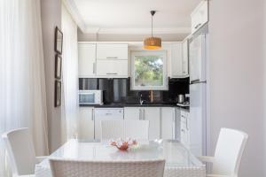 Kuhinja oz. manjša kuhinja v nastanitvi Flat w Sea View Terrace 1 min to Beach in Didim