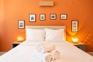 Cama o camas de una habitación en Flat w Sea View Terrace 1 min to Beach in Didim