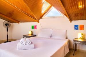 1 dormitorio con 1 cama con toallas en Flat w Sea View Terrace 1 min to Beach in Didim en Didim