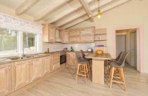 Η κουζίνα ή μικρή κουζίνα στο Villa Strati