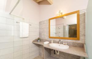 Ένα μπάνιο στο Villa Strati +4 φωτογραφίες