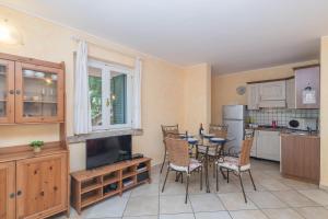 een keuken en eetkamer met een tafel en stoelen bij Apartments Rotondo Residence From The Beach - Happy Rentals in Porto Rotondo