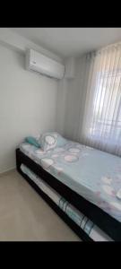 a small bed in a room with a window at Apartamento en Condomio Peñazul La Aldea en Ricaurte - Girardot in Ricaurte