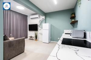 TV a/nebo společenská místnost v ubytování Design apartments in Netanya