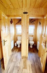 a bathroom with two toilets in a wooden cabin at Chaloupka U Matušků in Varnsdorf