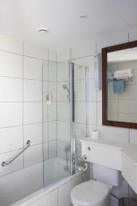 een badkamer met een douche, een toilet en een wastafel bij MarisMare Apartments in Ayia Napa