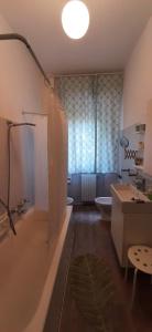 een badkamer met een douche, een toilet en een wastafel bij Appartamento Viale Puccini - Free Gated Parking - 3 Minutes from Center in Lucca