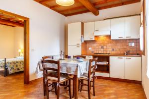 a kitchen and dining room with a table and chairs at Geranio - Agriturismo La Fattoria in Grosseto